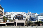現地外観～ひな壇が特徴的な大規模マンション～