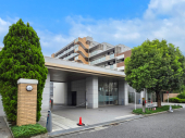 植栽が彩るマンションエントランス（２０２６年９月撮影）