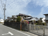 西側道路から母屋を望む