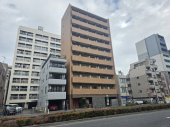 【外観】都電荒川線「早稲田」駅徒歩４分など３路線利用可能。マンション目の前にバス停もありアクセス良好