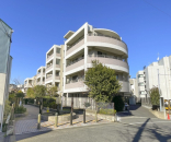 緑道沿いの閑静な住宅地に位置した低層レジデンス