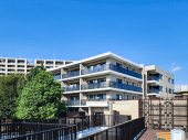 最寄り駅は東西線「落合」駅。駅までは徒歩５分の立地。３駅４路線利用可能。