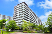 小高い丘の上に７棟が連なる大規模マンション。公園や憩いの場が多く設けられた自然あふれる環境です。
