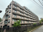 京王相模線「多摩センター」駅他から徒歩１５分の高台に建つマンションです。