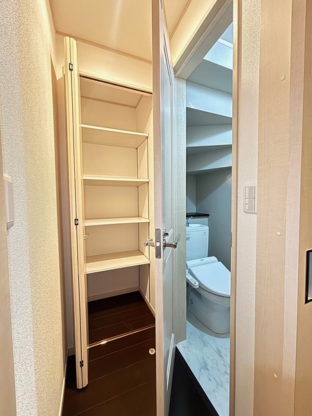 １階物入　可動式の棚なので収納する物に合わせて高さを変えられます