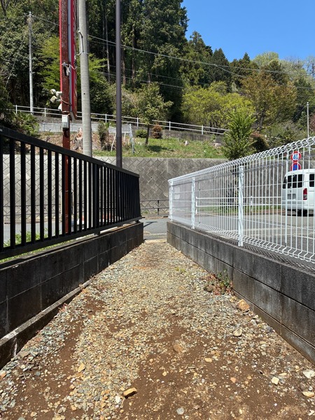 北西側接道（０．４ｍ）