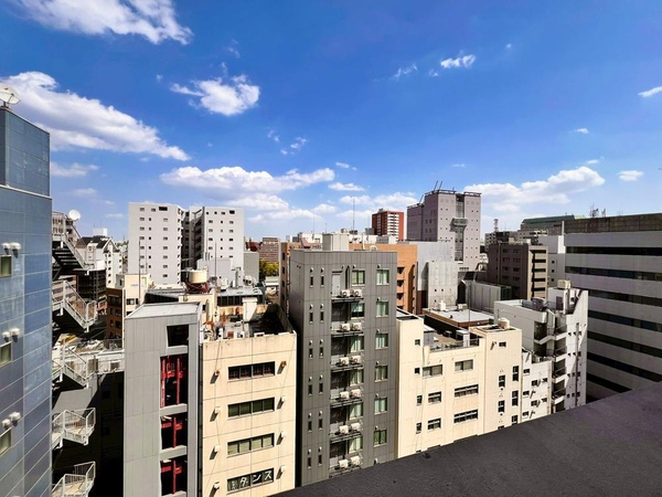 空の広がりと街の景色が調和し、朝も夜も心を癒します。