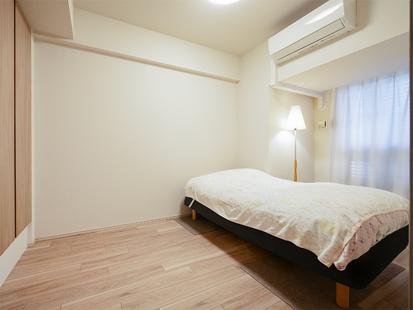６帖の洋室にクローゼットが備わっており、住空間を有効にすっきりと保つことができます。