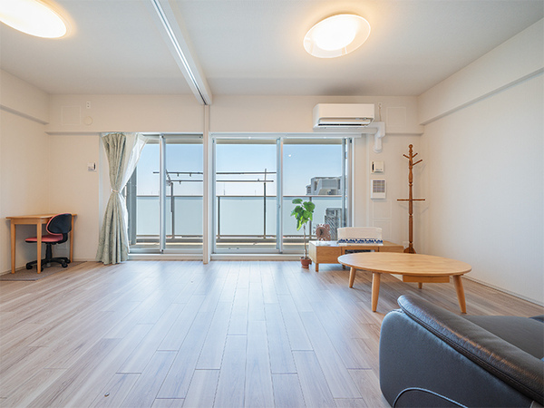 南東向きに大きな開口部を持つリビングは明るく心地よい風が吹き抜けます。