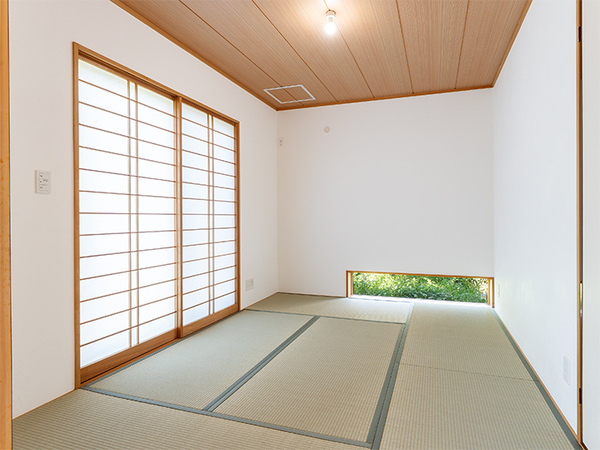 来客などにも重宝する６帖の和室。足元付近に見えるグリーンが癒されます。 畳の表替えをしております。