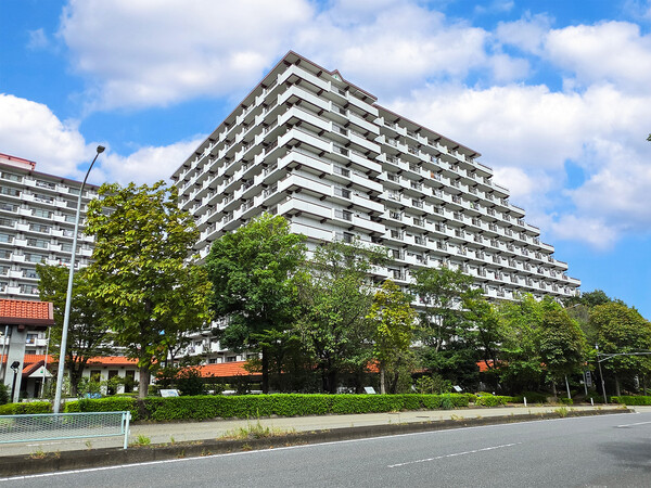 横浜市ブルーライン「仲町台」駅徒歩１１分。