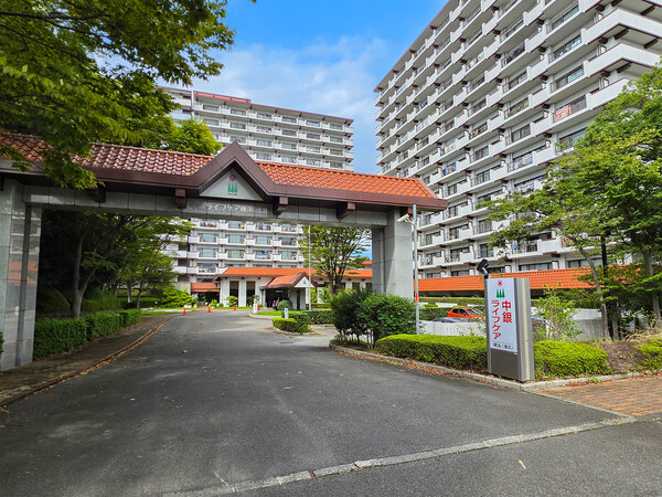 施設内に郵便ポストと横浜銀行のＡＴＭあり。
