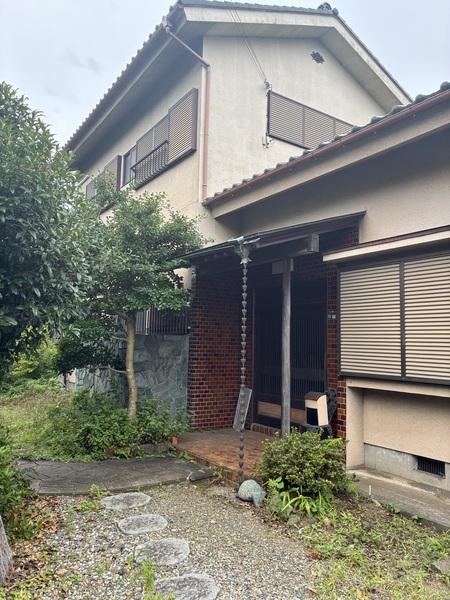 ２路線２駅利用可能な立地。古家付きでのお引渡しです。