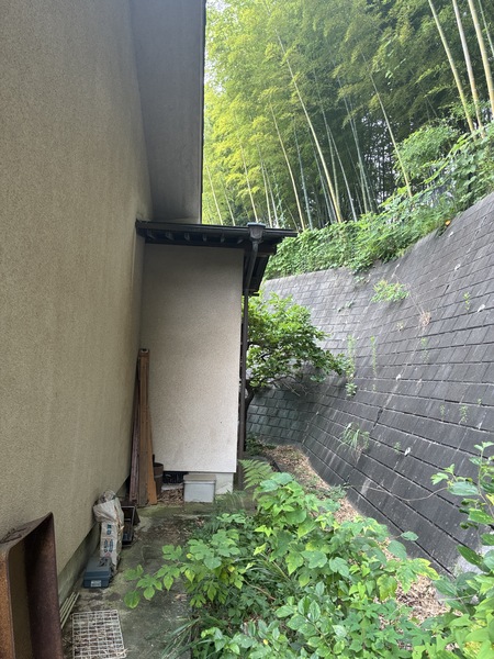 南西側に擁壁がございます。