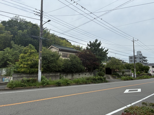 前面道路は幅員約１６ｍ、接道間口は約２９．９６ｍです。