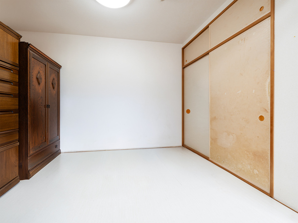 こちらのお部屋は畳の和室になっております。来客用の寝具などは押入れに。