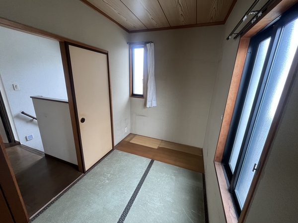 約２帖の畳スペース畳スペースに板の間がございます。
