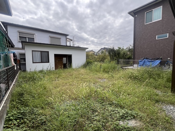 広々とした庭には小屋がございます。