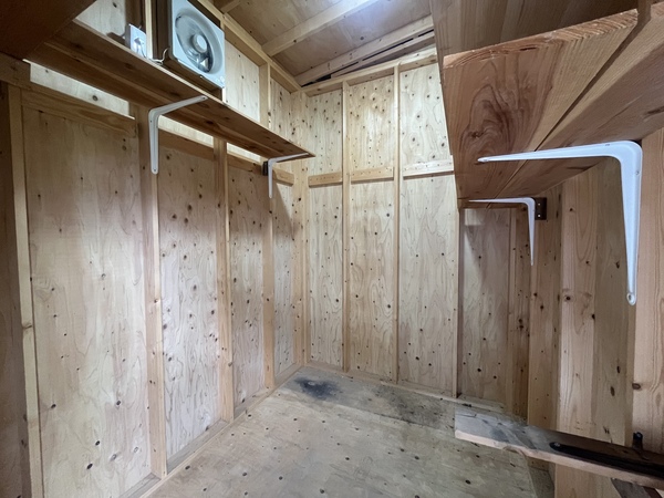 小屋は２部屋あり、こちらは窓の代わりに換気扇を設置しています。
