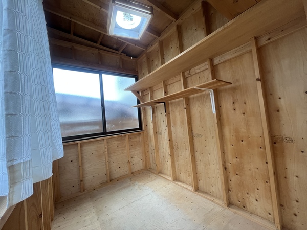 小屋のこちらは窓を設置。