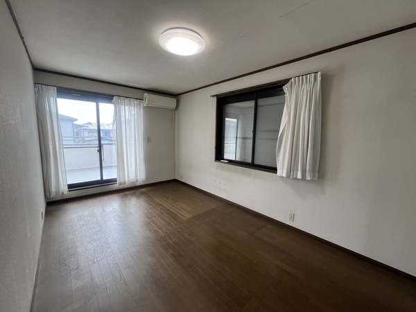２階洋室約６帖。南東、南西に窓があり、朝から夕方まで陽が入る明るい洋室です。