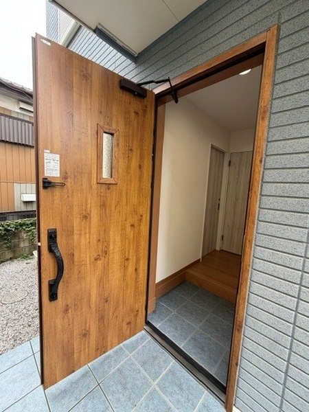メイン玄関は道路に面していないのでプライバシーが確保されています。