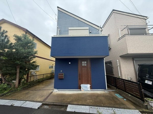 道路に面した出入口から直接洋室にお入りいただけます。