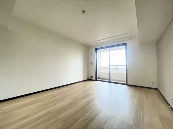 リビング　南東向きのため、照明無しでも明るいお部屋です◎