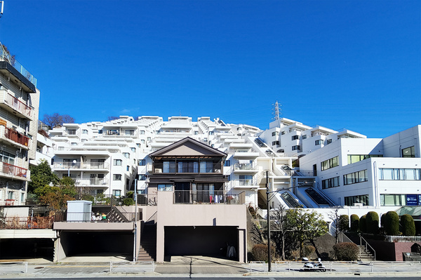 現地外観～ひな壇が特徴的な大規模マンション～