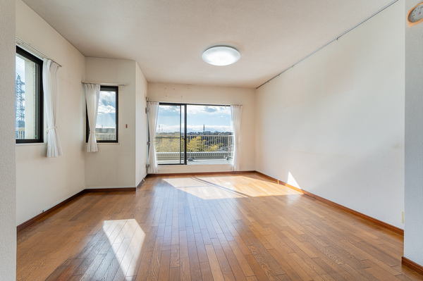 前面に建物のない南向きバルコニーに面し、明るい陽射しがたっぷり差し込みます。