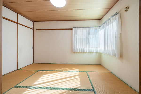 和室約６帖：陽射しをたっぷり感じられる、明るい和室空間です。