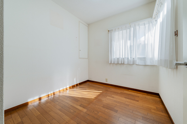 洋室約４．１帖：四隅が整った形状のお部屋のため、家具の配置がしやすい間取りです。