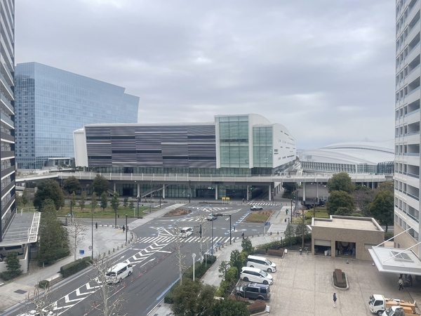 こちらのバルコニーからは、パシフィコ横浜を望みます
