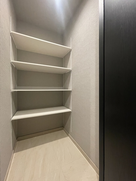 廊下には納戸がございます