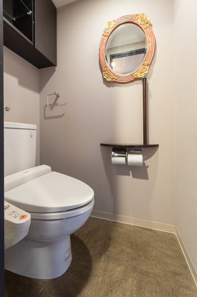 【トイレ】上部収納が便利な、すっきり使えるトイレ空間です。