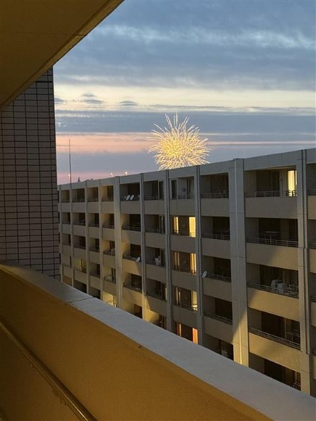 玄関廊下からの花火撮影写真