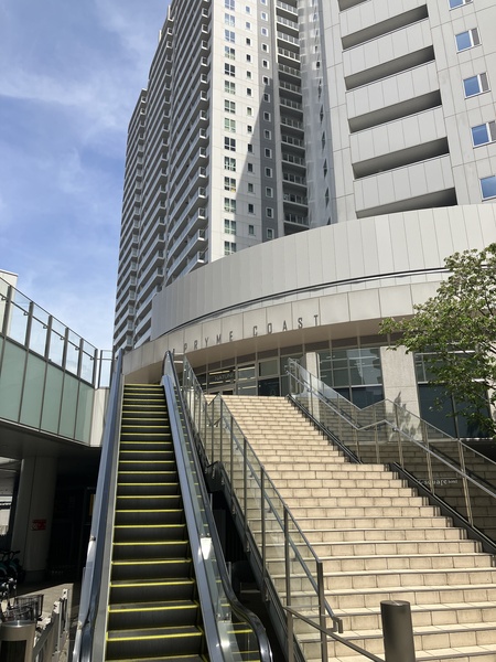 エントランスは１階、２階にあります。２階グランドエントランスへはこちらから
