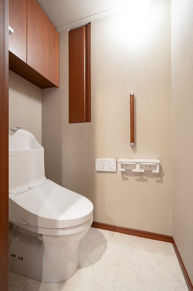 トイレ：収納付きで生活感を抑えられるトイレ空間です