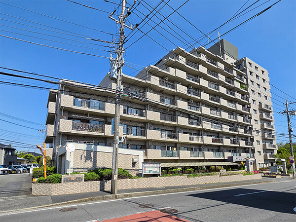 【外観】エントランス前の花壇が丁寧に整えられ、管理体制の良さとマンション全体の品格を感じられます！