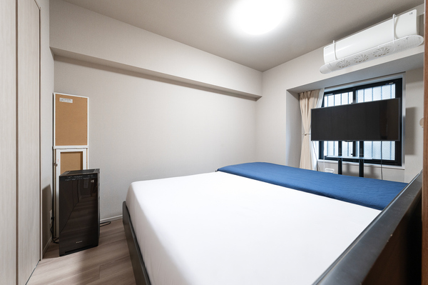 【洋室】こちらのお部屋にはビッグウォークインクローゼット（約１．７帖）を備えます