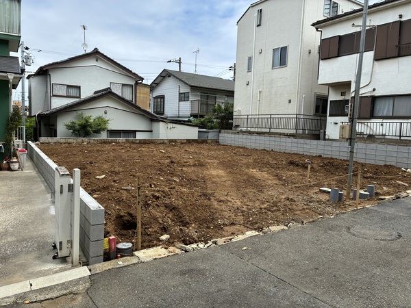 左側が１号棟です。（右側は２号棟）