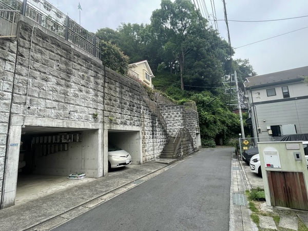 前面道路含む現地・カースペースがあります