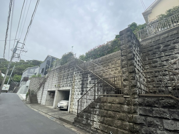 前面道路含む現地・カースペースがあります