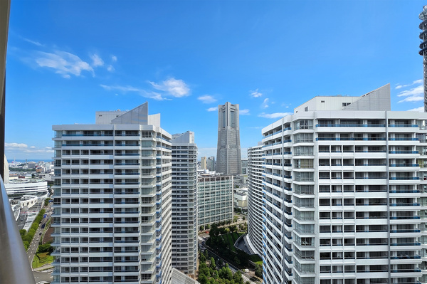 【バルコニーからの眺望】ランドマークタワーが望めます