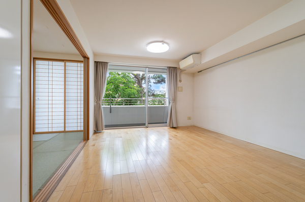 【リビングダイニング：約１３．２帖】南向きにつき、日中は照明いらずの安定した採光を確保！