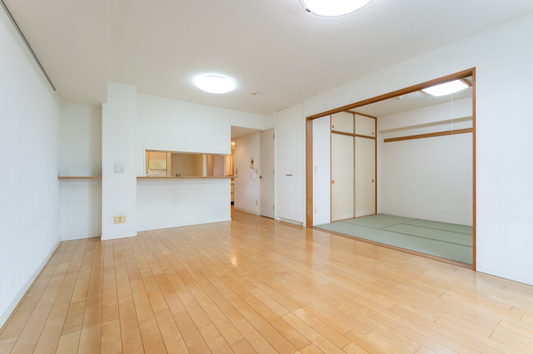 【ＬＤＫ：約１６．８帖】襖を開け放てば、和室まで一体利用のできる、より開放的な空間を創出！