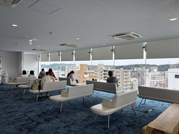 市役所内には休憩ラウンジがございます