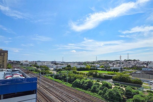 【南向きバルコニーからの眺望】南西方向は遮る建物がなく、遠くまで見渡すことができます。