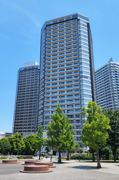 【外観】都会のただ中にありながら海、緑と自然を感じられる街並みです。