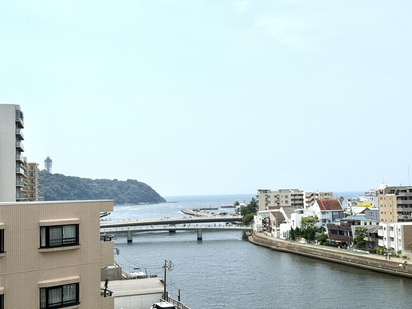 右手に江の島を望みます